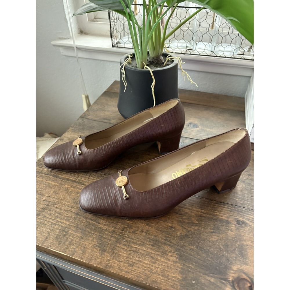 VTG Salvatore Ferragamo Brown Leather Pumps Shoes Gold Tone Emblem Italy Size 7